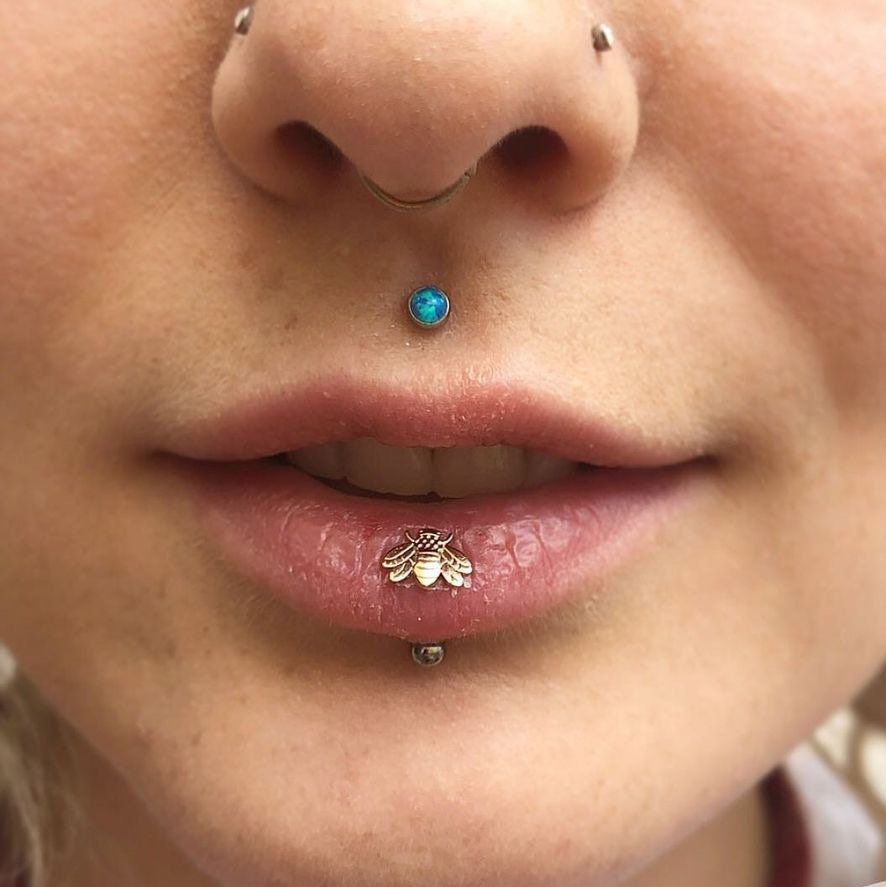 Bee Curved Barbell Vertical Labret | Stainless Steel | 16g - DustyJewelz