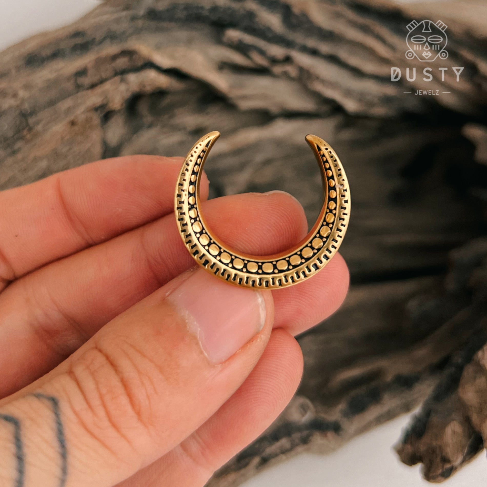 Carved Ear Saddle Spreader | Crescent Steel Platform Hanger - DustyJewelz