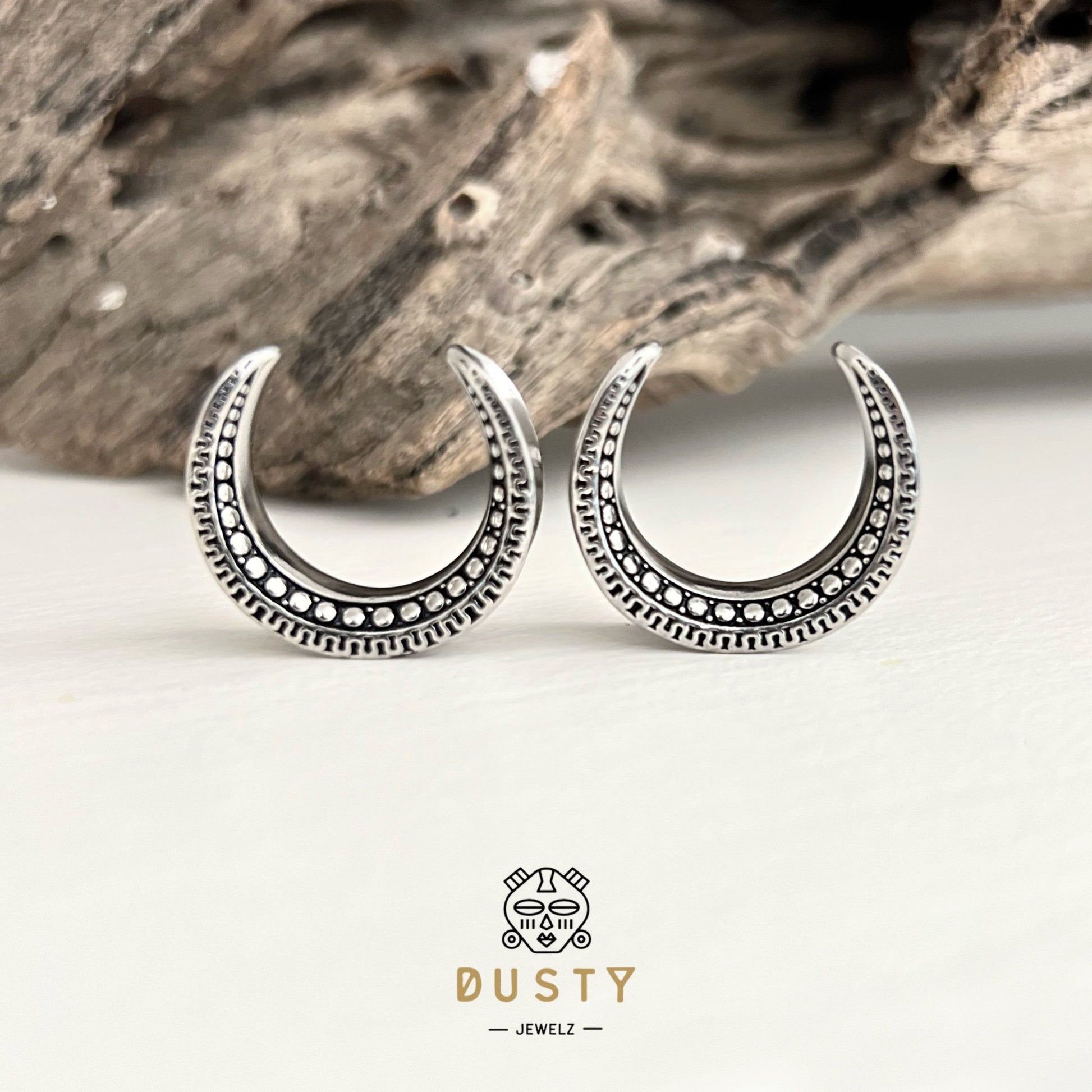 Carved Ear Saddle Spreader | Crescent Steel Platform Hanger - DustyJewelz