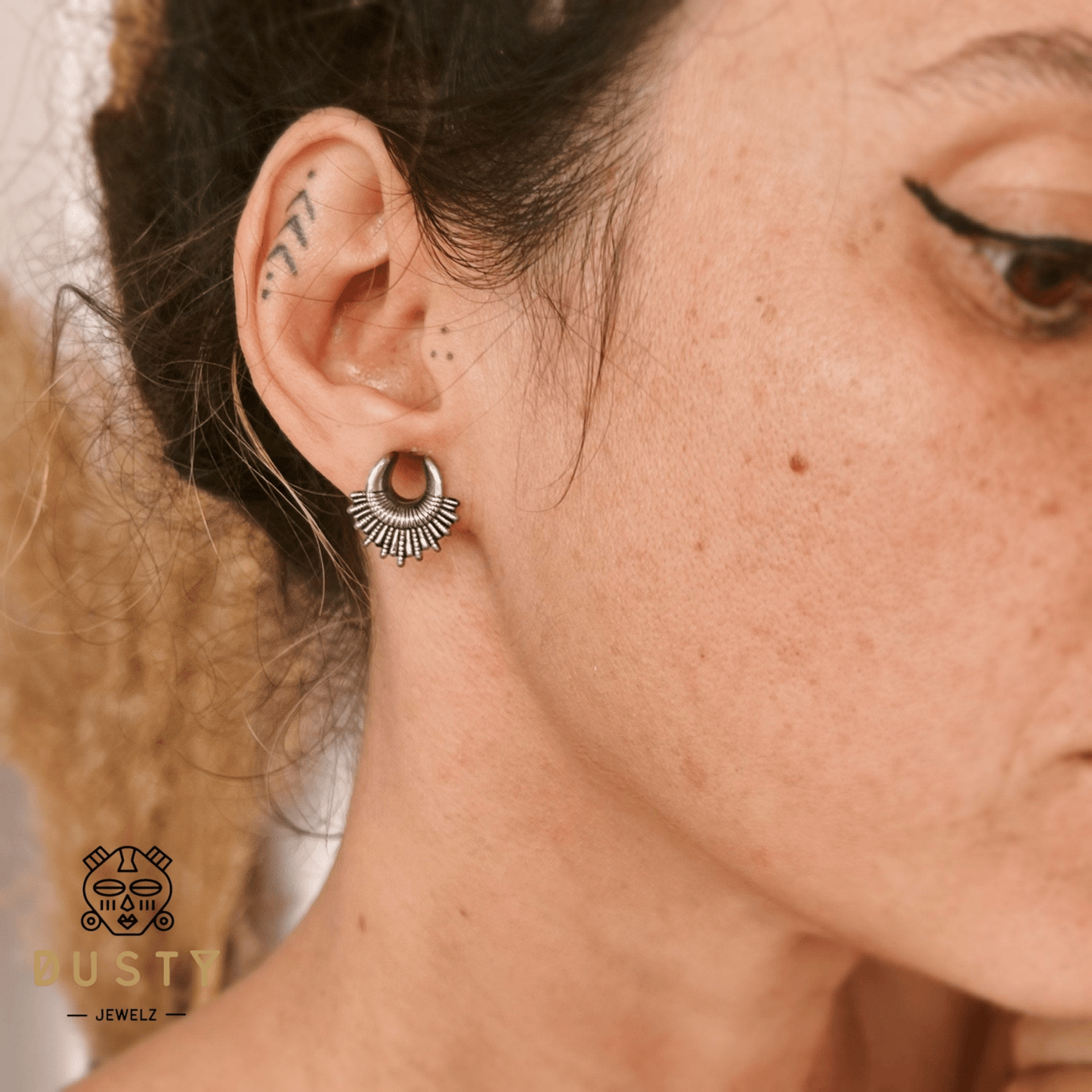 Carved Fan Ear Saddle Spreader | Saddles | Lobe Hanger