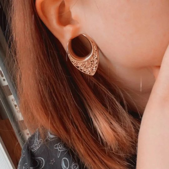Filigree Teardrop Saddle Plugs | Lobe Spreaders