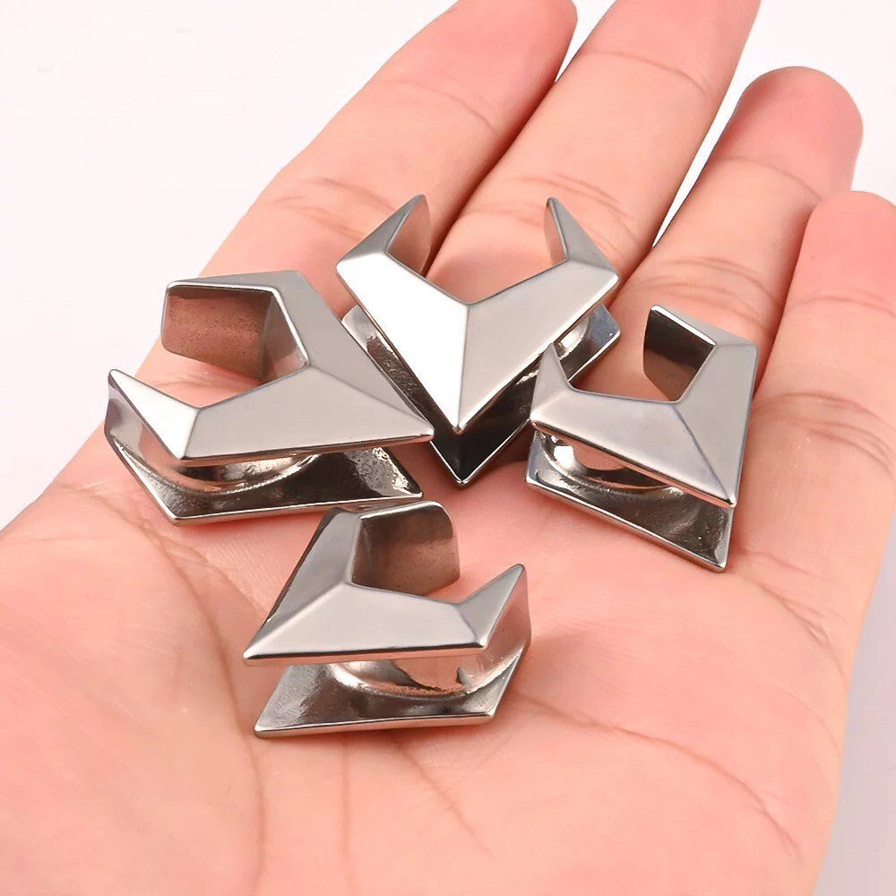Triangle Saddle Plugs | Spreader - DustyJewelz