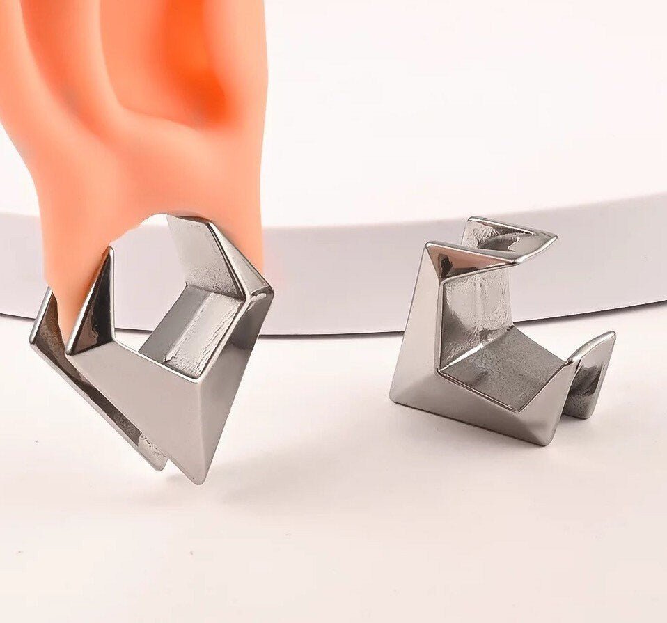 Triangle Saddle Plugs | Spreader - DustyJewelz
